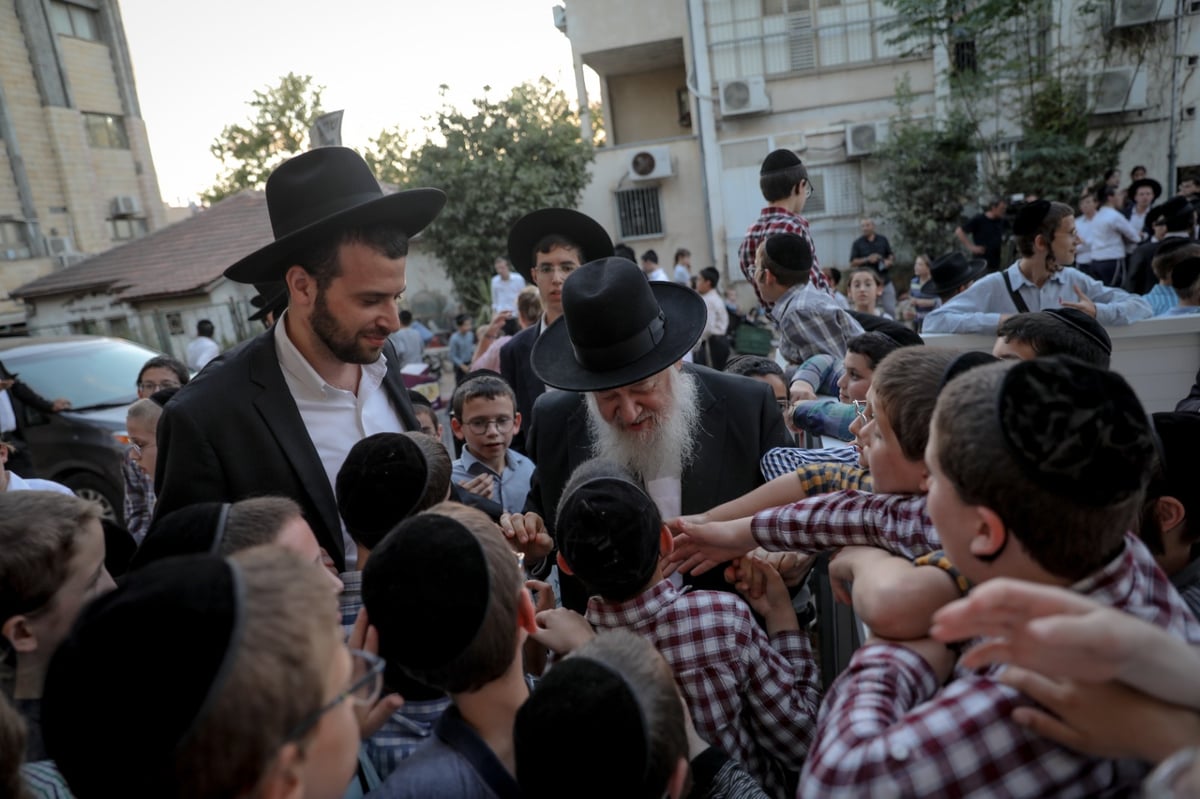 זר לא יבין זאת: כשילדי בני ברק הצטופפו להתברך מחברי המועצת