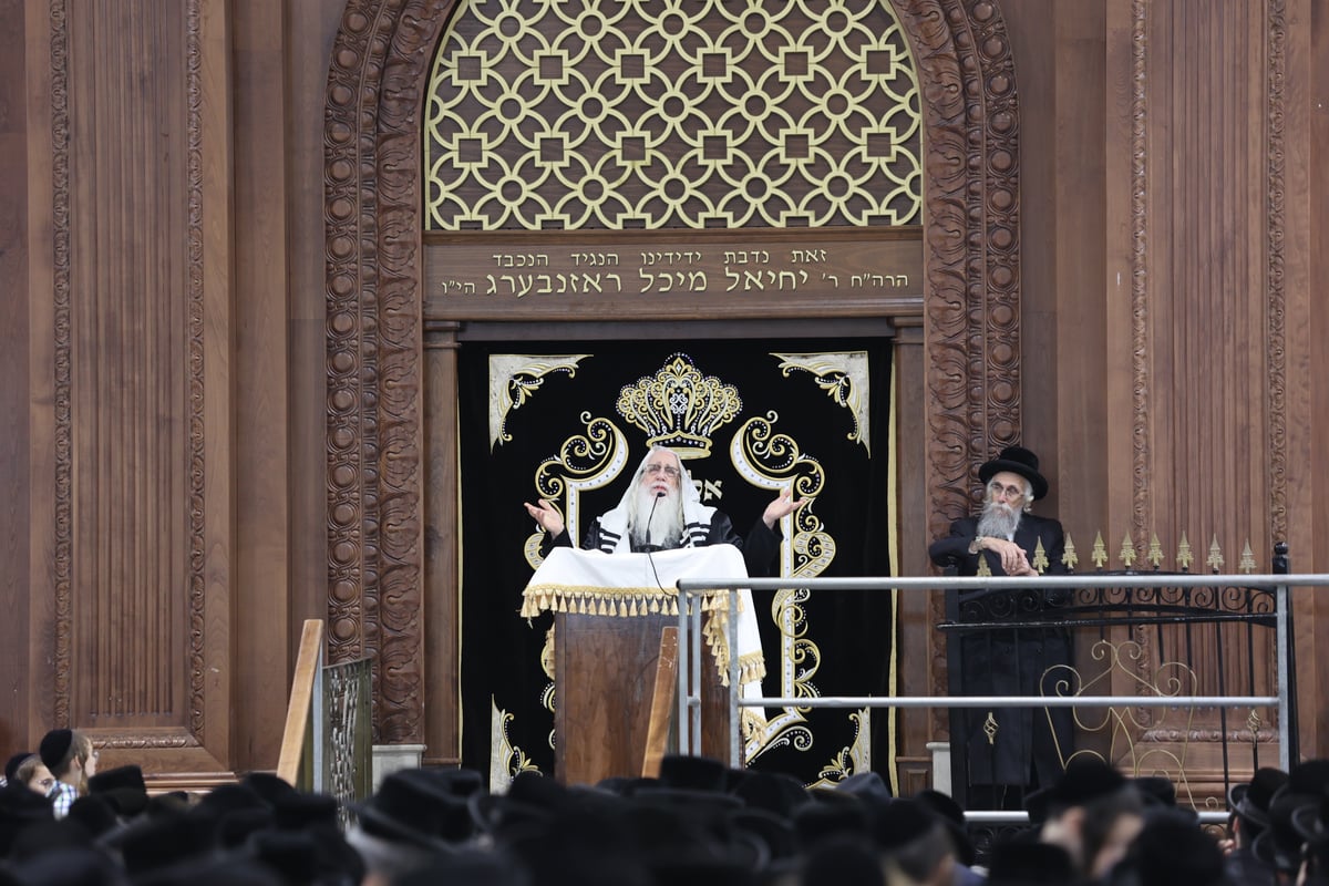 באמצע סליחות פרץ האדמו"ר מצאנז בבכי: "אוי לנו" • תיעוד