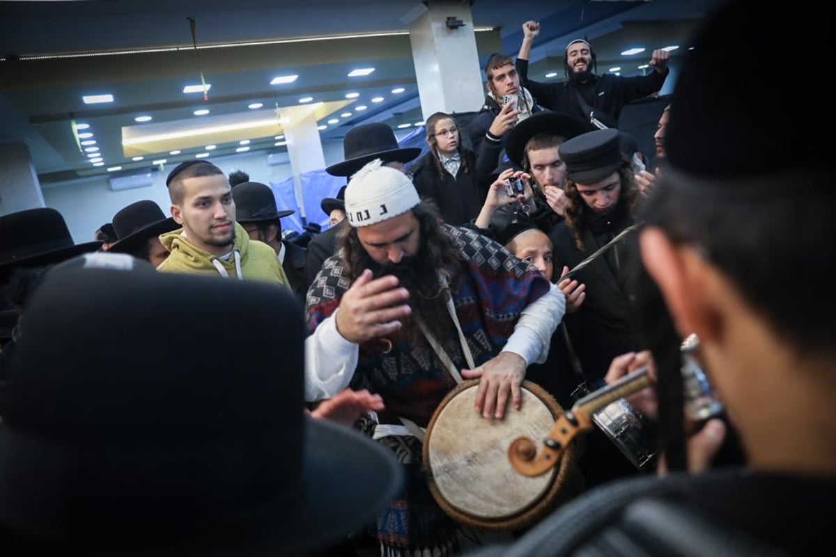 נשארתם בישראל? כנסו לאווירה מרחובות אומן ומהציון של רבי נחמן | צפו