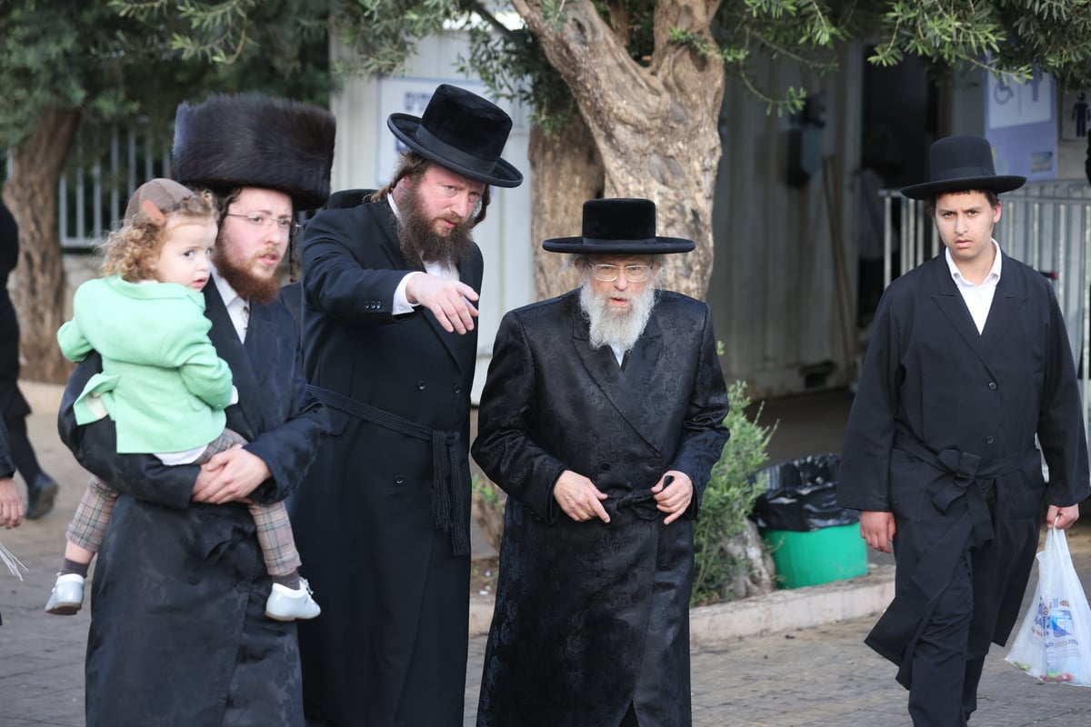 האדמו"ר מפינסק קרלין ערך 'חלאקה' לנכדו