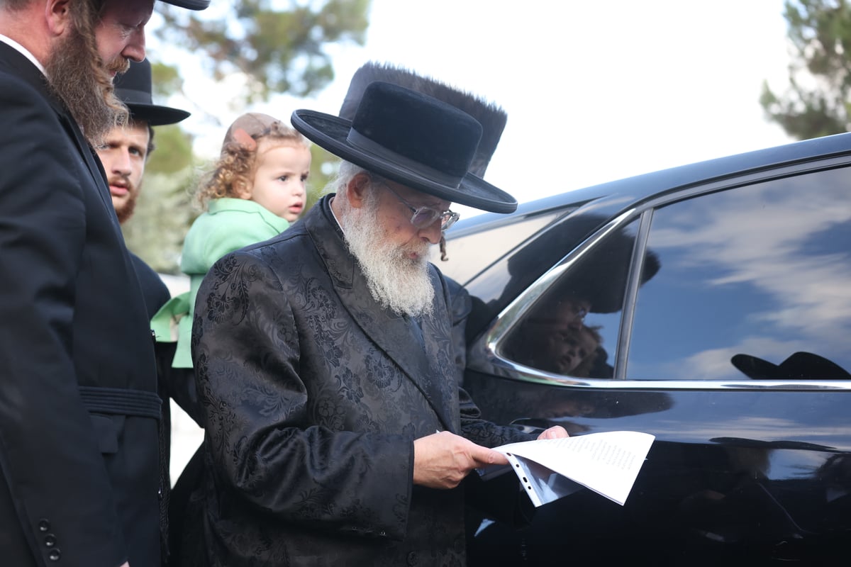 האדמו"ר מפינסק קרלין ערך 'חלאקה' לנכדו