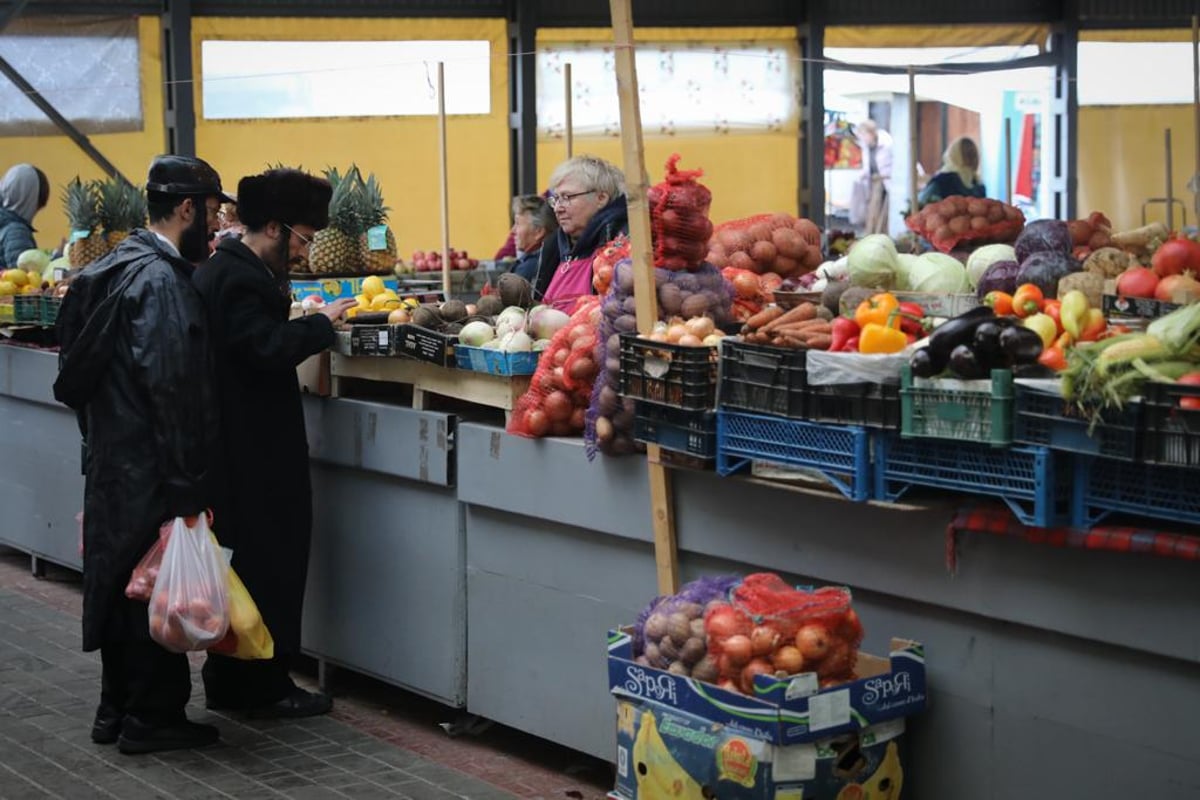 לכבוד שבת קודש: החסידים עורכים קניות בשוק של אומן