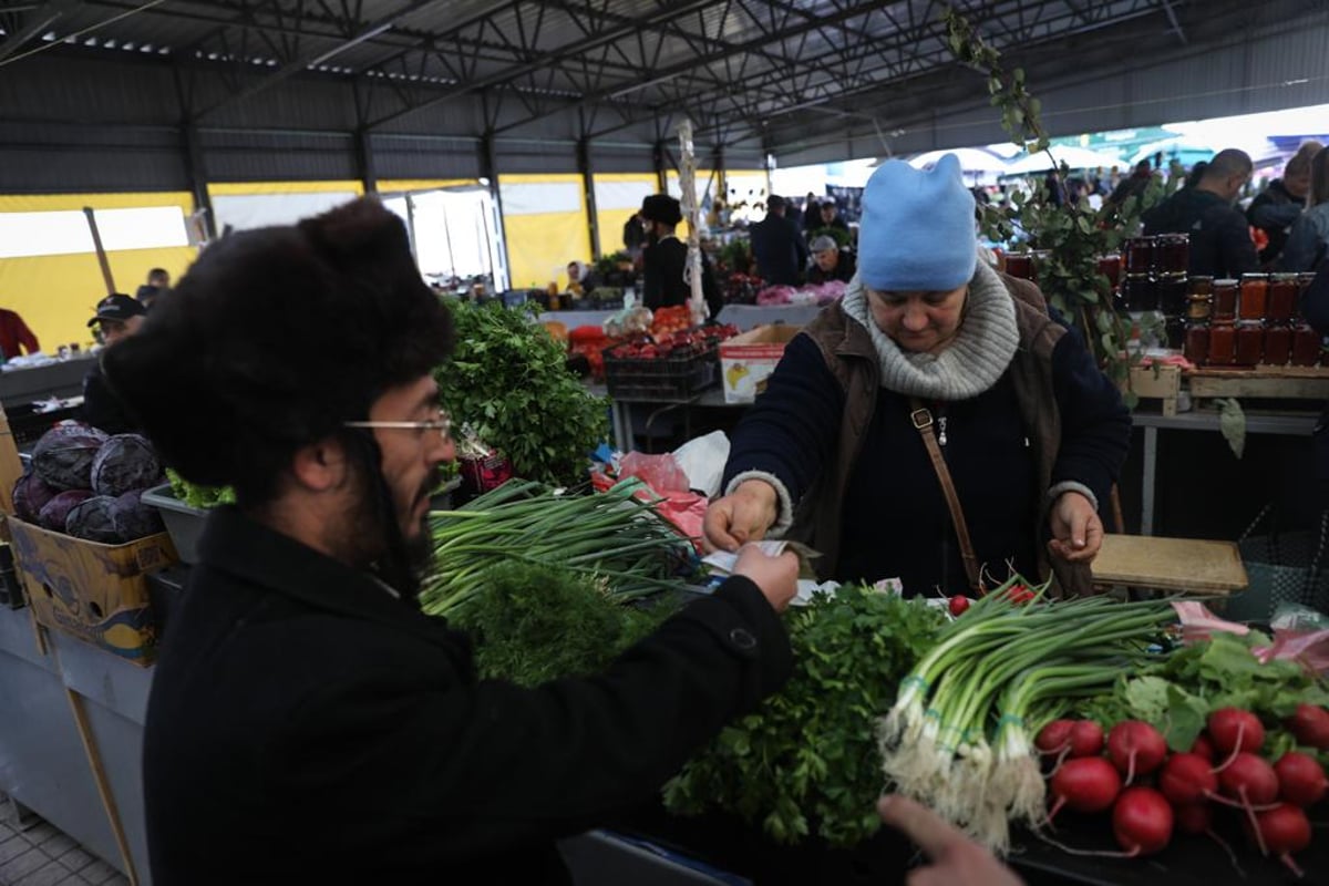 לכבוד שבת קודש: החסידים עורכים קניות בשוק של אומן