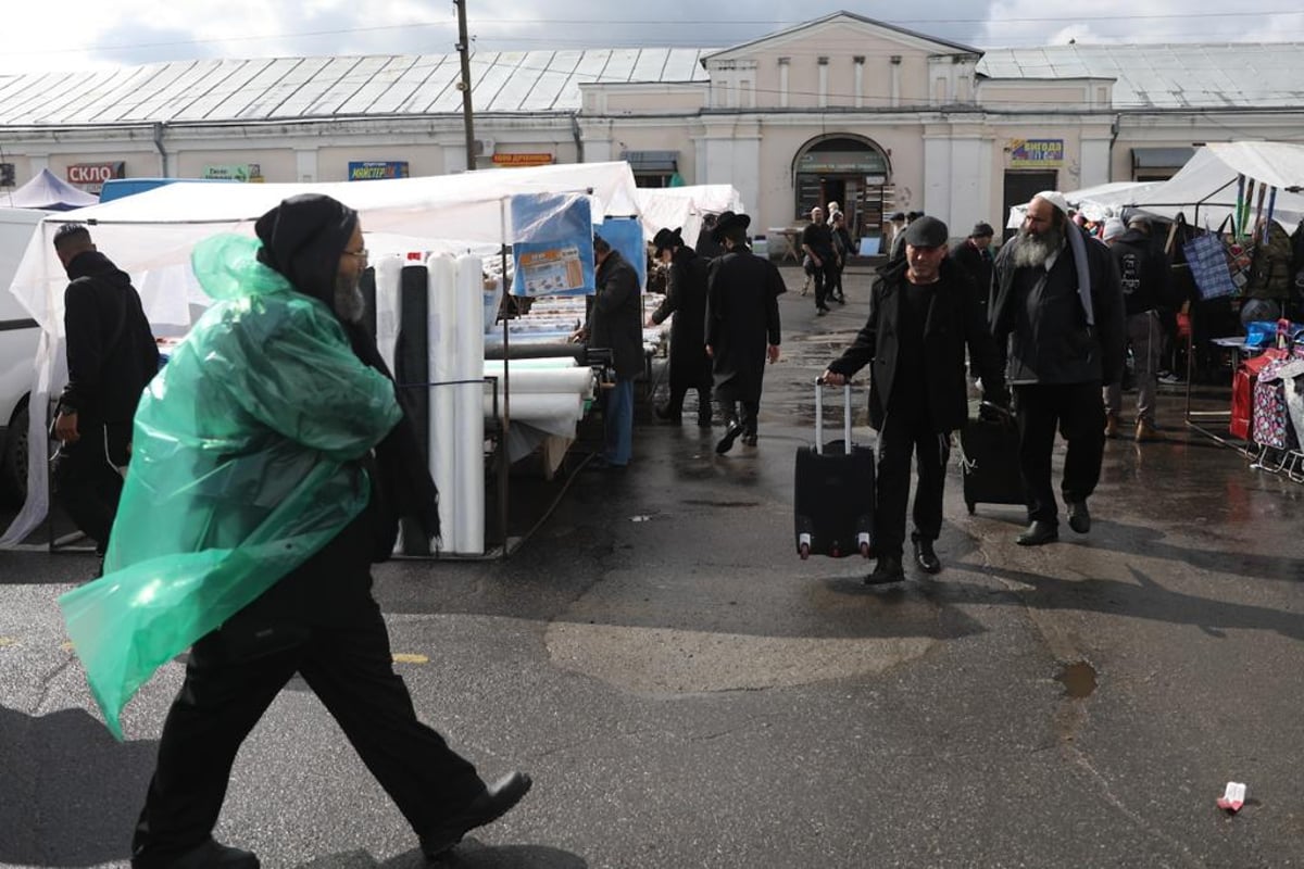 לכבוד שבת קודש: החסידים עורכים קניות בשוק של אומן