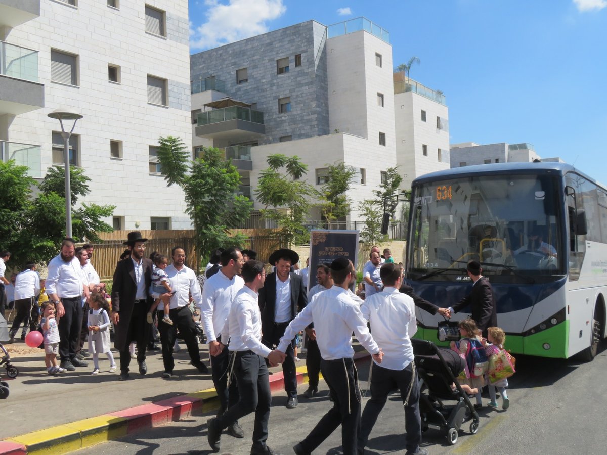 התושבים רקדו מול האוטובוס:  קו יומי ישיר מחריש לבני ברק