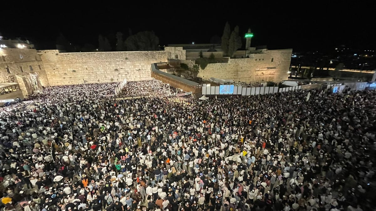 ערב ראש השנה: רבבות ביקשו סליחות בכותל המערבי