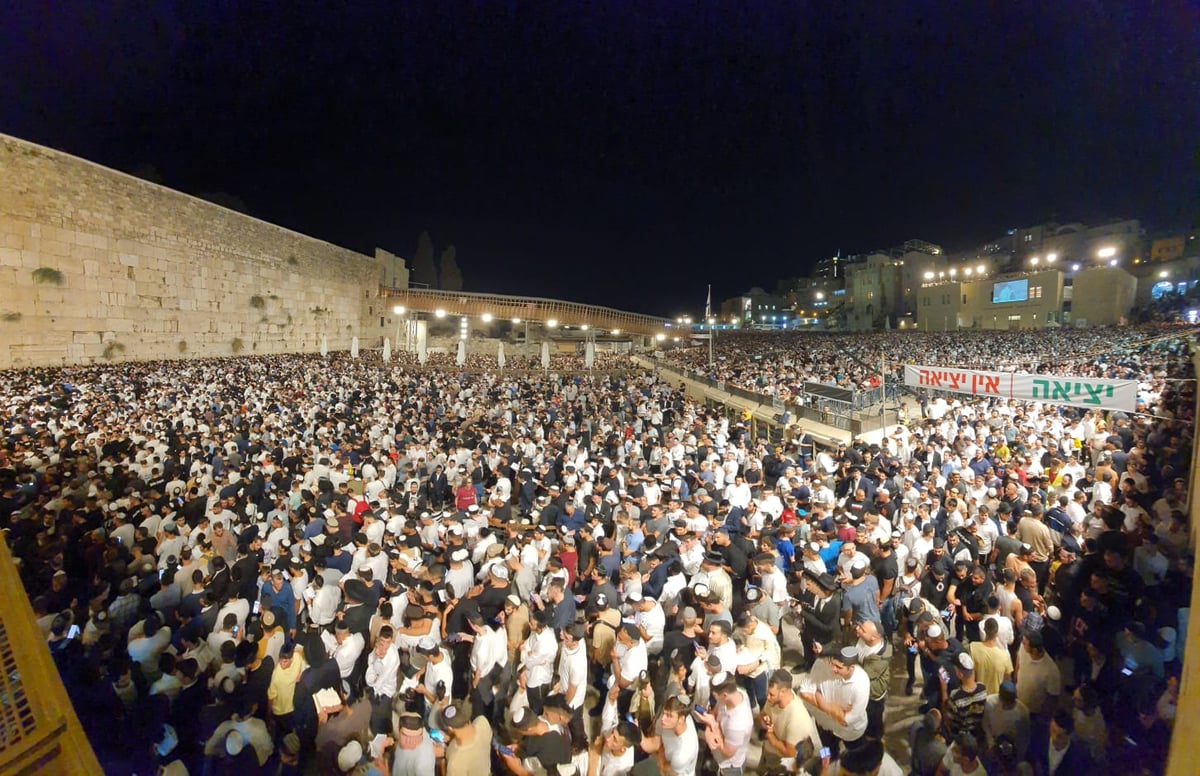 ערב ראש השנה: רבבות ביקשו סליחות בכותל המערבי