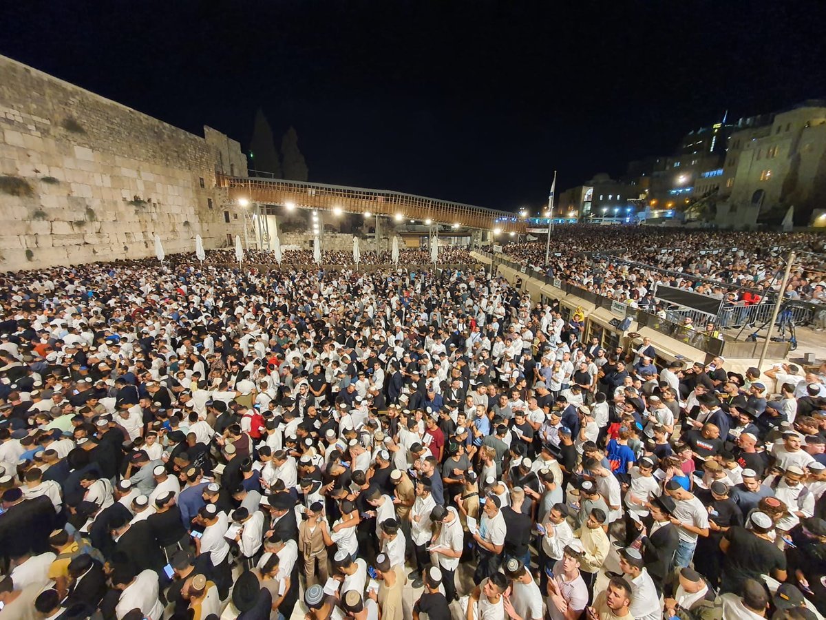 ערב ראש השנה: רבבות ביקשו סליחות בכותל המערבי