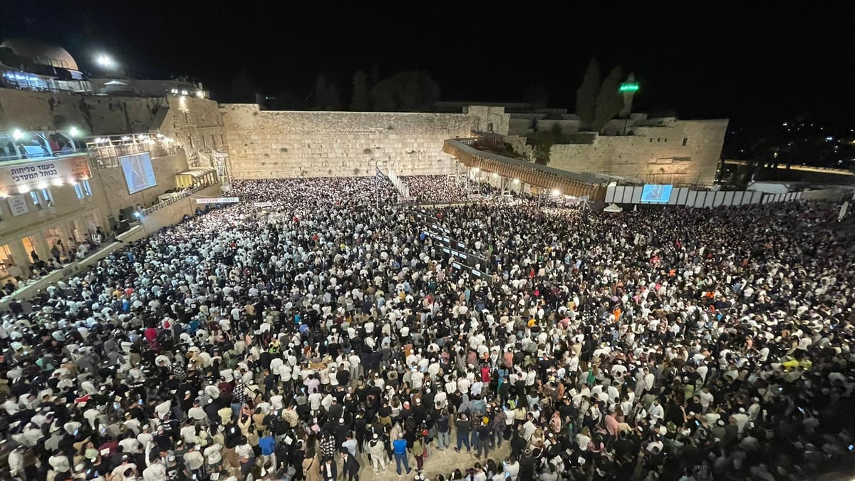 ערב ראש השנה: רבבות ביקשו סליחות בכותל המערבי