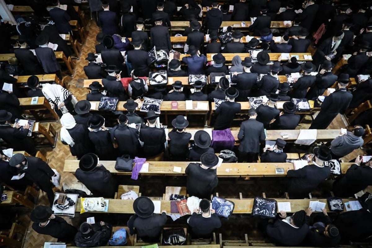 תיעוד מרגש: אלפי חסידי ברסלב בסליחות ערב ראש השנה בקלויז באומן