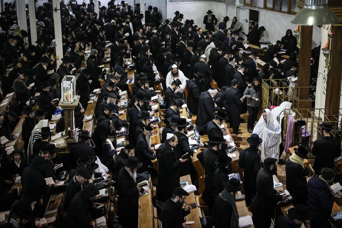 תיעוד מרגש: אלפי חסידי ברסלב בסליחות ערב ראש השנה בקלויז באומן