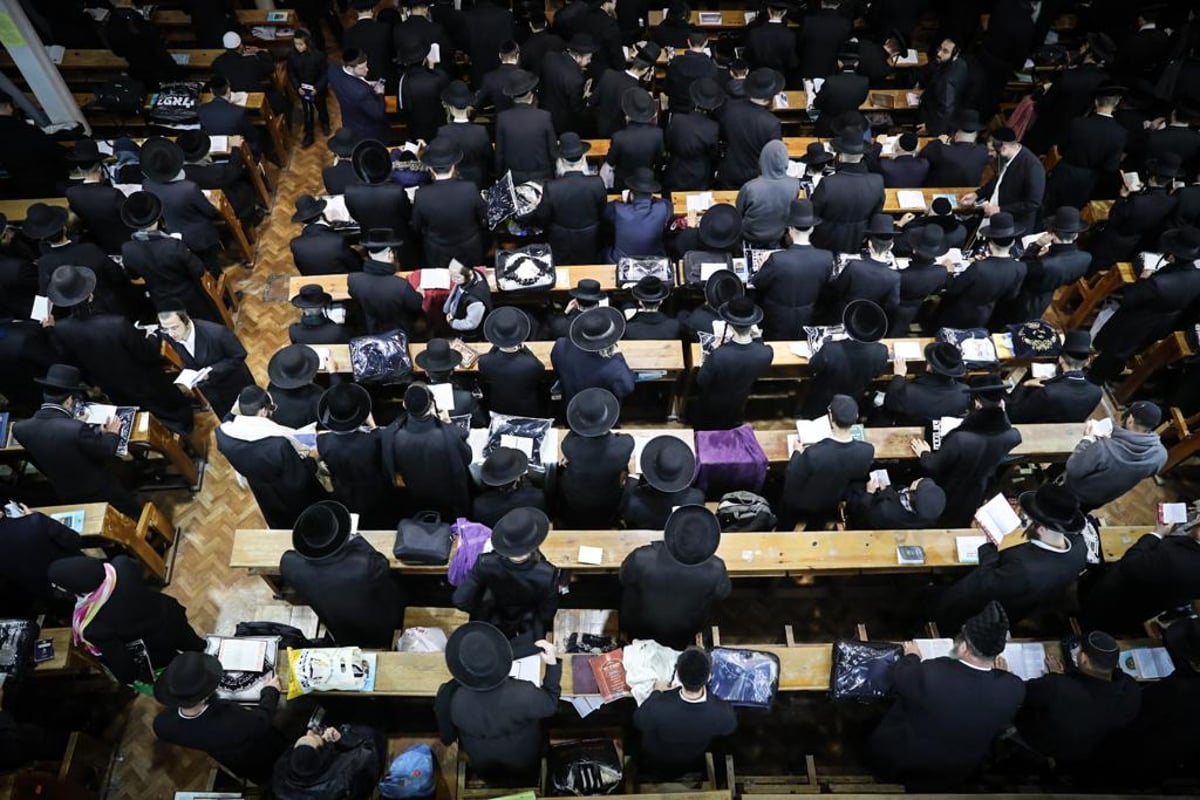 תיעוד מרגש: אלפי חסידי ברסלב בסליחות ערב ראש השנה בקלויז באומן