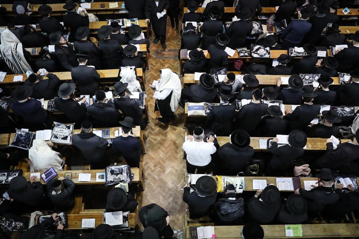 תיעוד מרגש: אלפי חסידי ברסלב בסליחות ערב ראש השנה בקלויז באומן