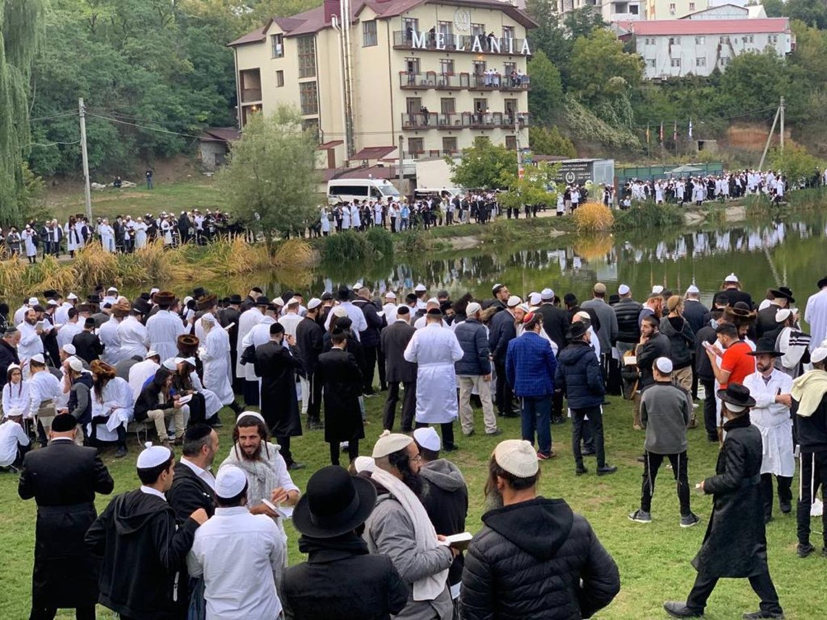 נוכרי תיעד: אלפים ב'תשליך' בראש השנה מול הנהר באומן