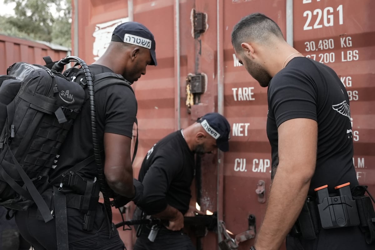 השוטרים פשטו על ה'לופט' וגילו: נשקים, סמים וכסף מזויף