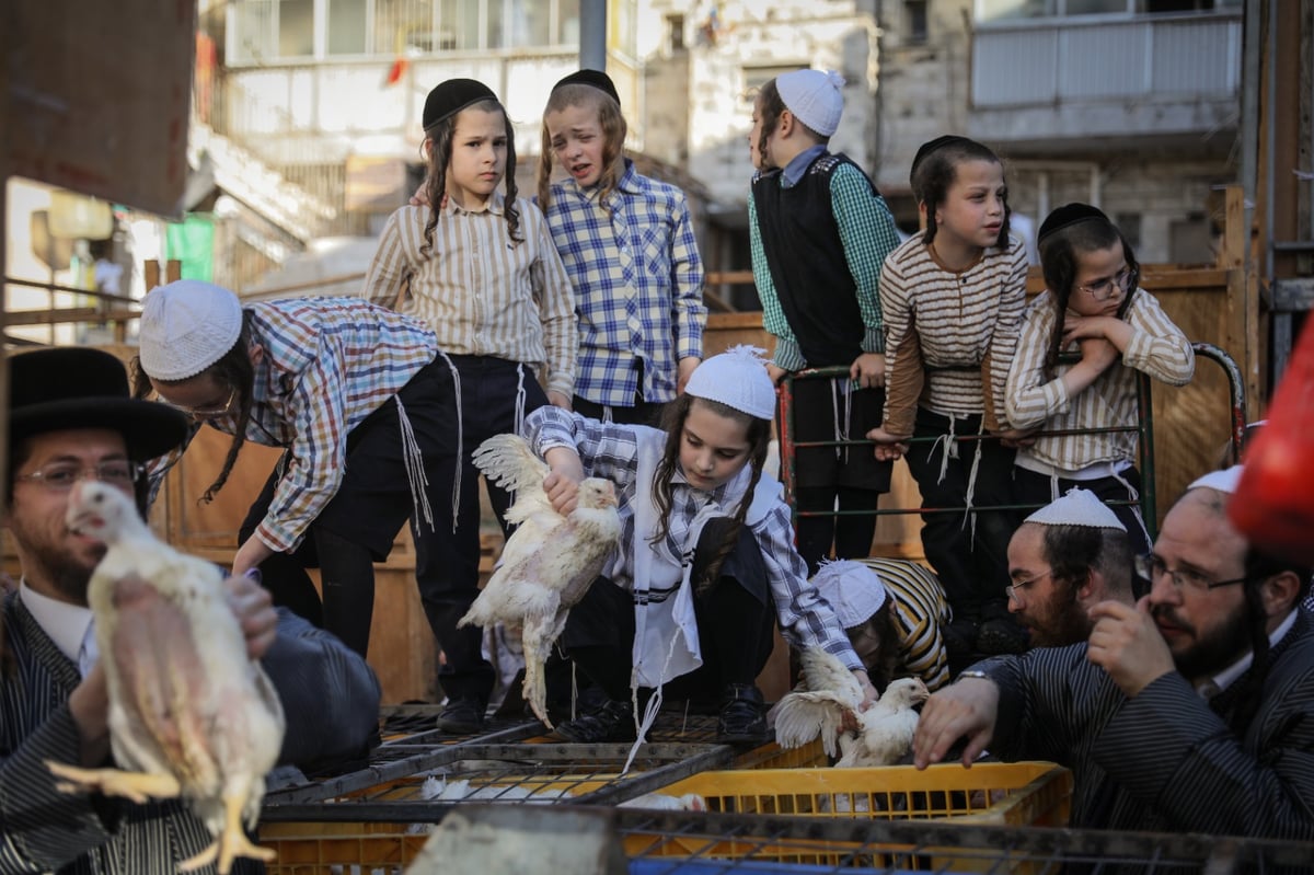 כפי המסורת העתיקה: הכפרות ב'שוק מאה שערים' | צפו