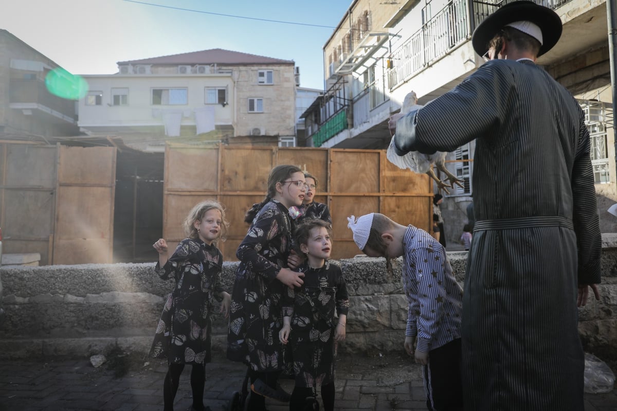 כפי המסורת העתיקה: הכפרות ב'שוק מאה שערים' | צפו