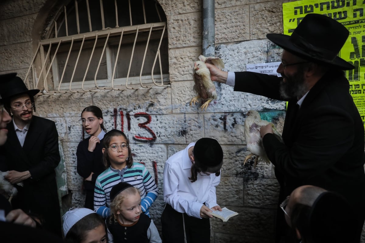 כפי המסורת העתיקה: הכפרות ב'שוק מאה שערים' | צפו