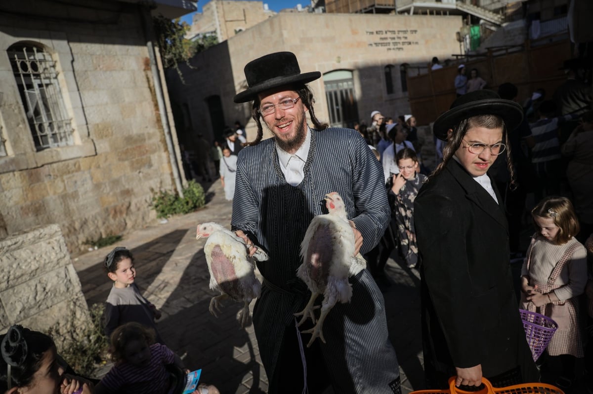 כפי המסורת העתיקה: הכפרות ב'שוק מאה שערים' | צפו