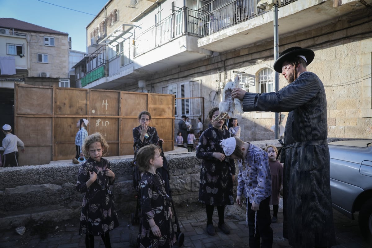 כפי המסורת העתיקה: הכפרות ב'שוק מאה שערים' | צפו