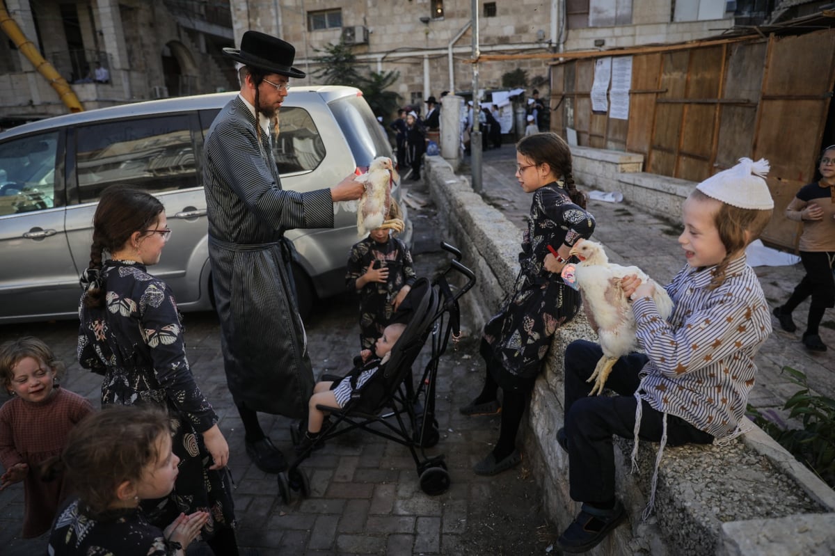 כפי המסורת העתיקה: הכפרות ב'שוק מאה שערים' | צפו