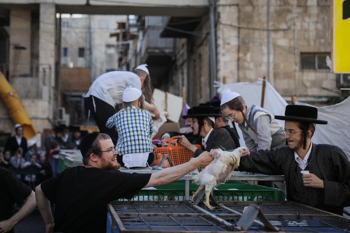 כפי המסורת העתיקה: הכפרות ב'שוק מאה שערים' | צפו