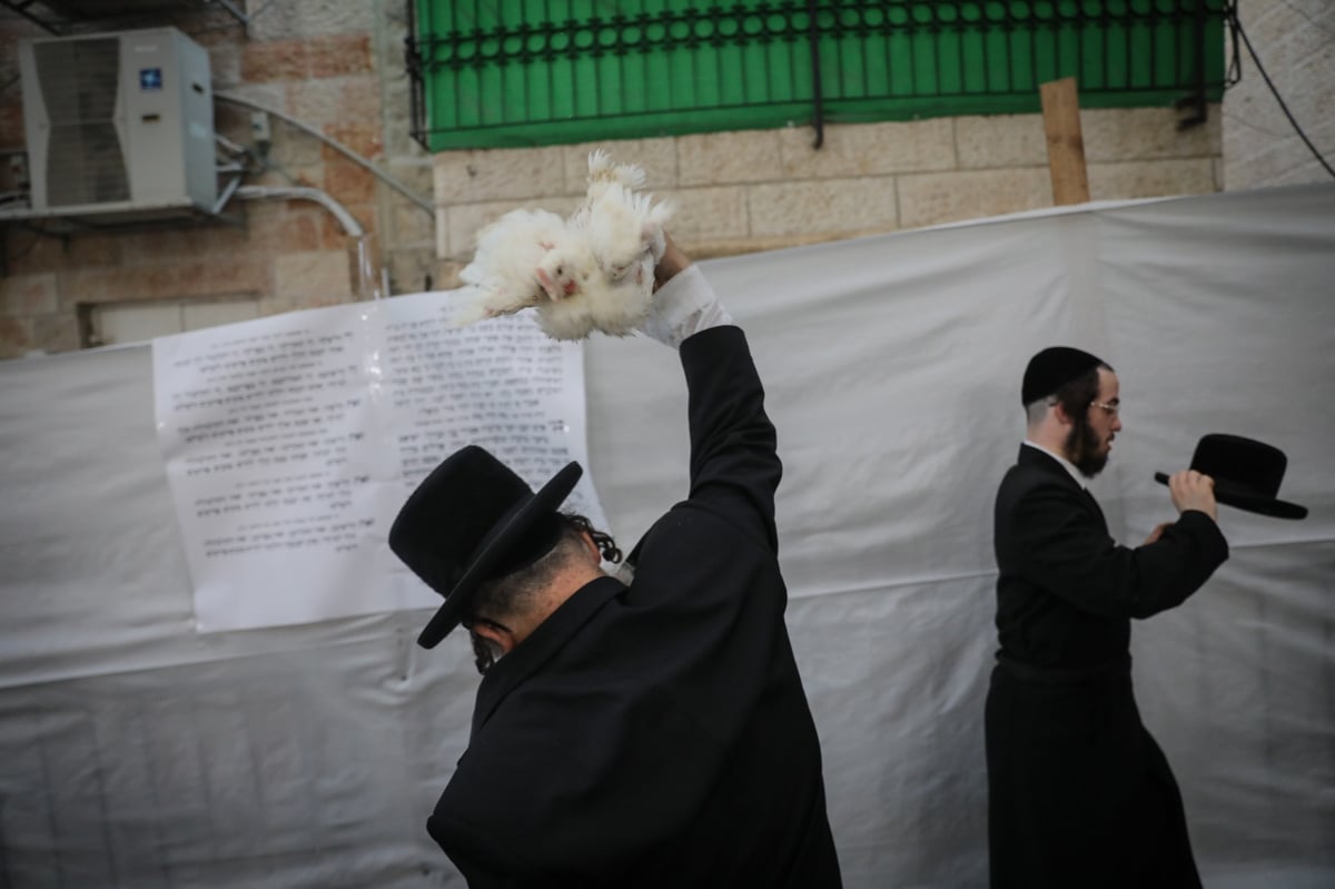 כפי המסורת העתיקה: הכפרות ב'שוק מאה שערים' | צפו