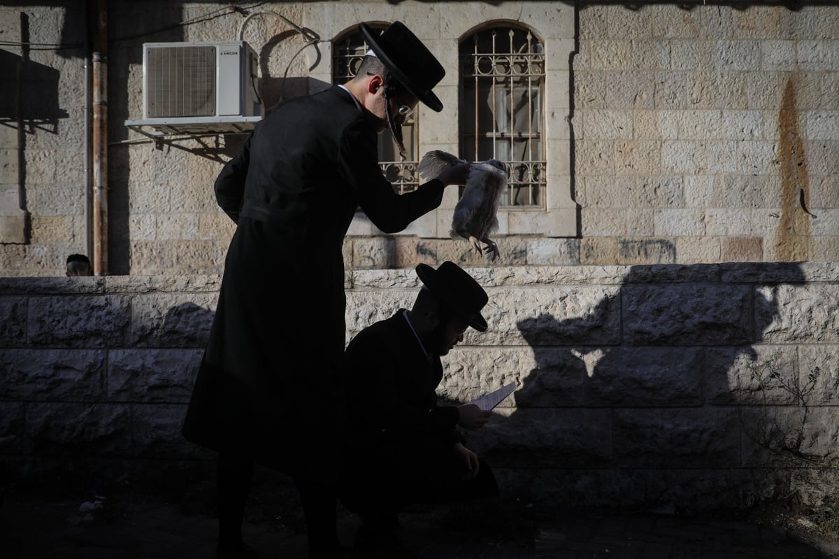 כפי המסורת העתיקה: הכפרות ב'שוק מאה שערים' | צפו