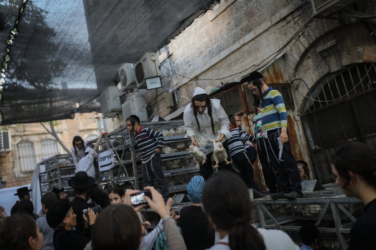 כפי המסורת העתיקה: הכפרות ב'שוק מאה שערים' | צפו