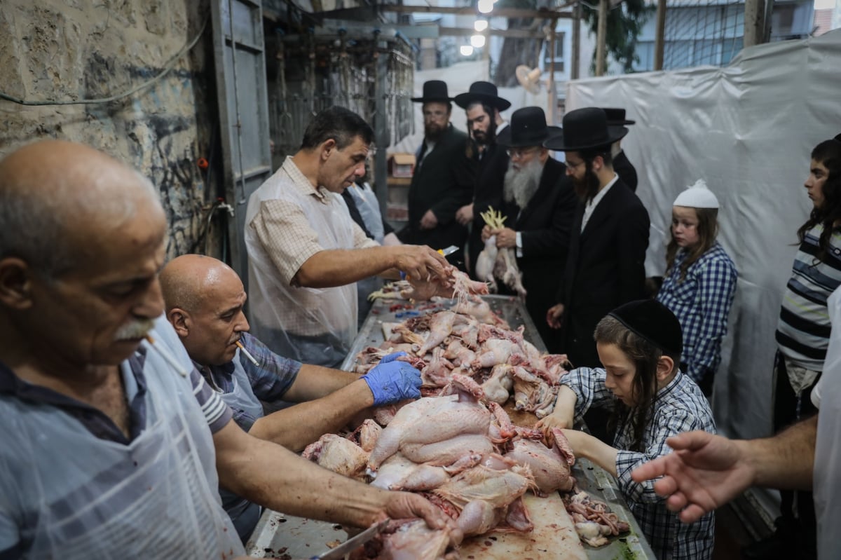 כפי המסורת העתיקה: הכפרות ב'שוק מאה שערים' | צפו