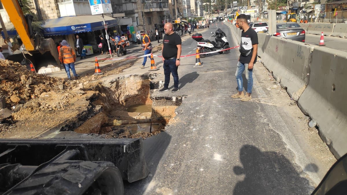 לא רק בתל-אביב: בור ענק נפער במרכז ירושלים