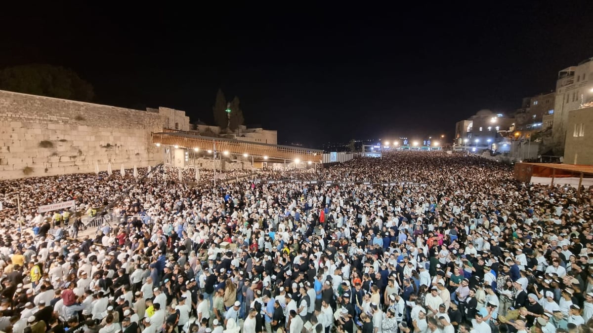 רבבות זעקו י"ג מידות של רחמים במעמד הסליחות ליד הכותל המערבי