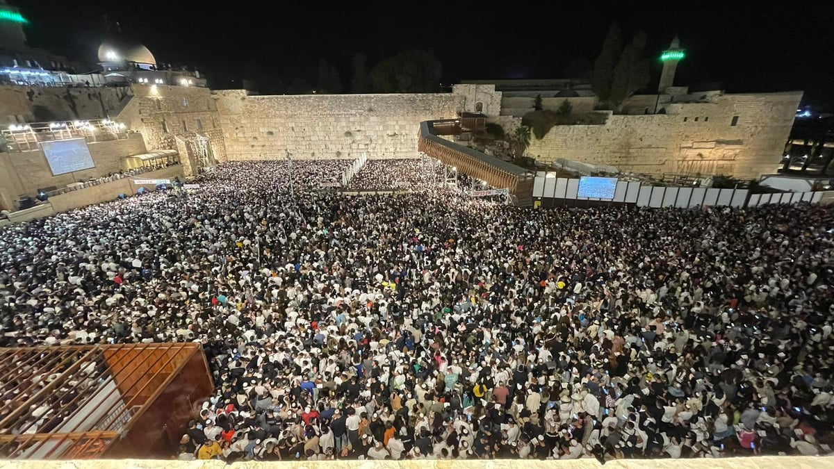 רבבות זעקו י"ג מידות של רחמים במעמד הסליחות ליד הכותל המערבי