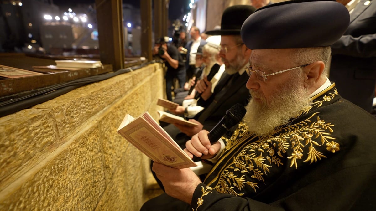 רבבות זעקו י"ג מידות של רחמים במעמד הסליחות ליד הכותל המערבי