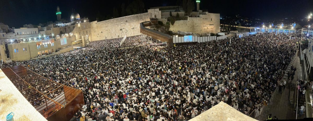 רבבות זעקו י"ג מידות של רחמים במעמד הסליחות ליד הכותל המערבי