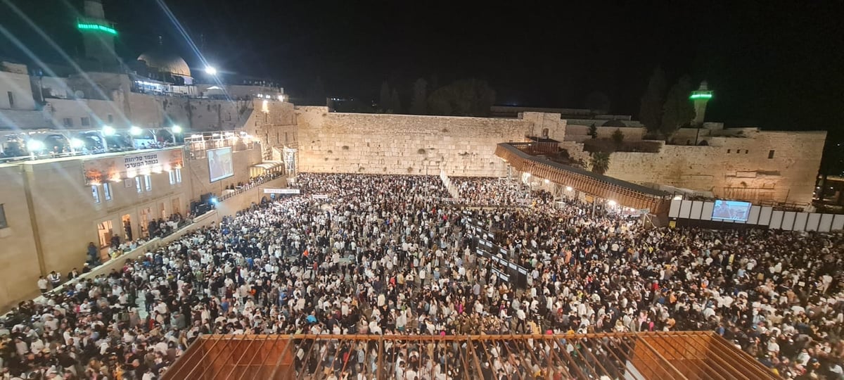 רבבות זעקו י"ג מידות של רחמים במעמד הסליחות ליד הכותל המערבי