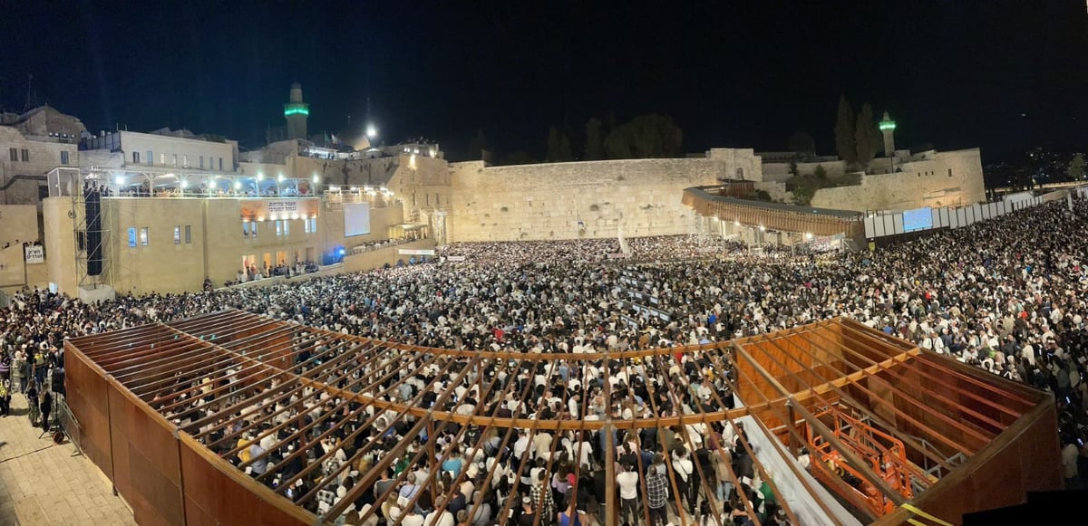 רבבות זעקו י"ג מידות של רחמים במעמד הסליחות ליד הכותל המערבי