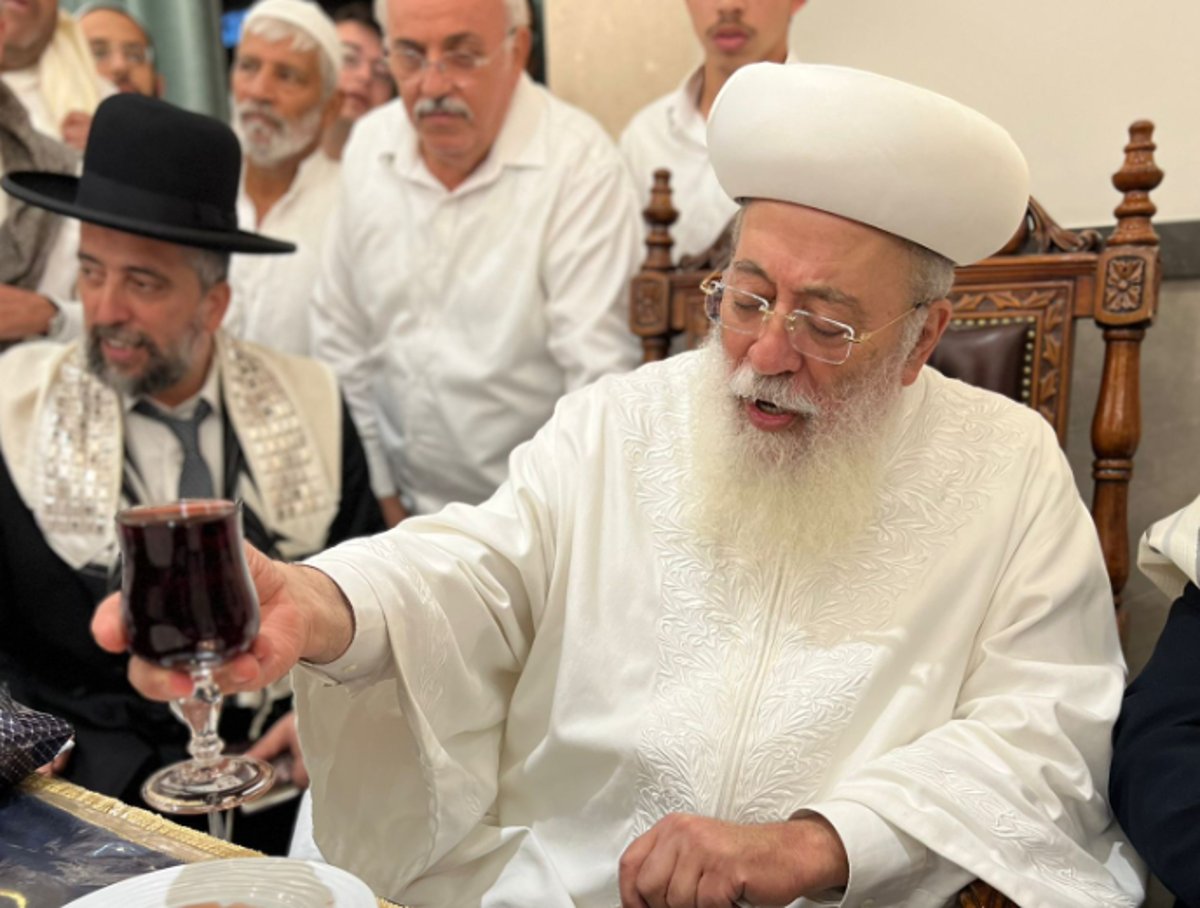 בגלימה לבנה: הגר"ש עמאר בהבדלה וברכת הלבנה