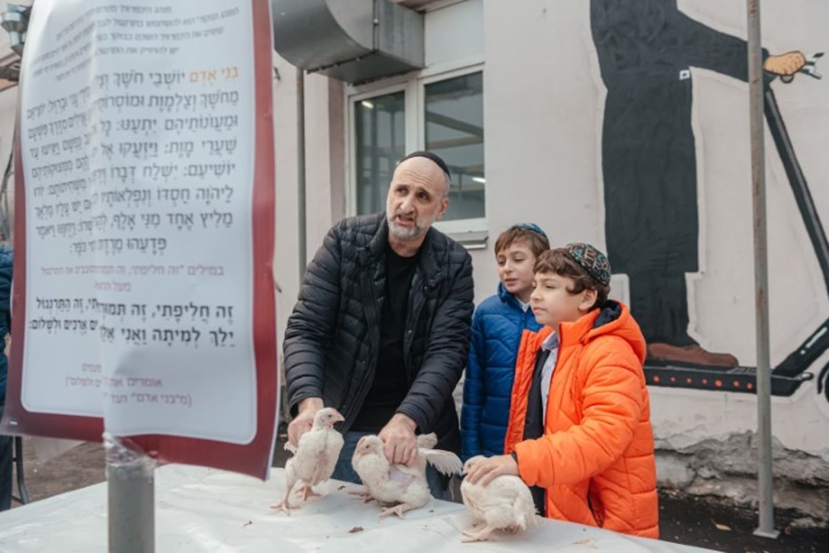 הרב לאזאר 'קפץ' על הבמה והציבור שר את 'מארש הניצחון'