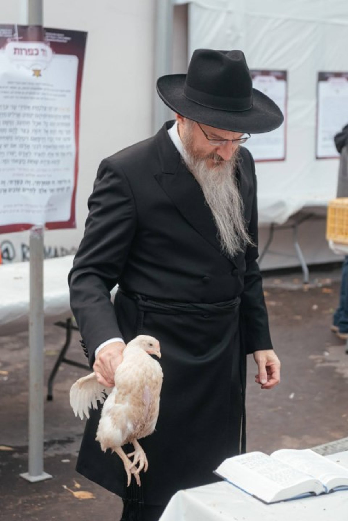 הרב לאזאר 'קפץ' על הבמה והציבור שר את 'מארש הניצחון'