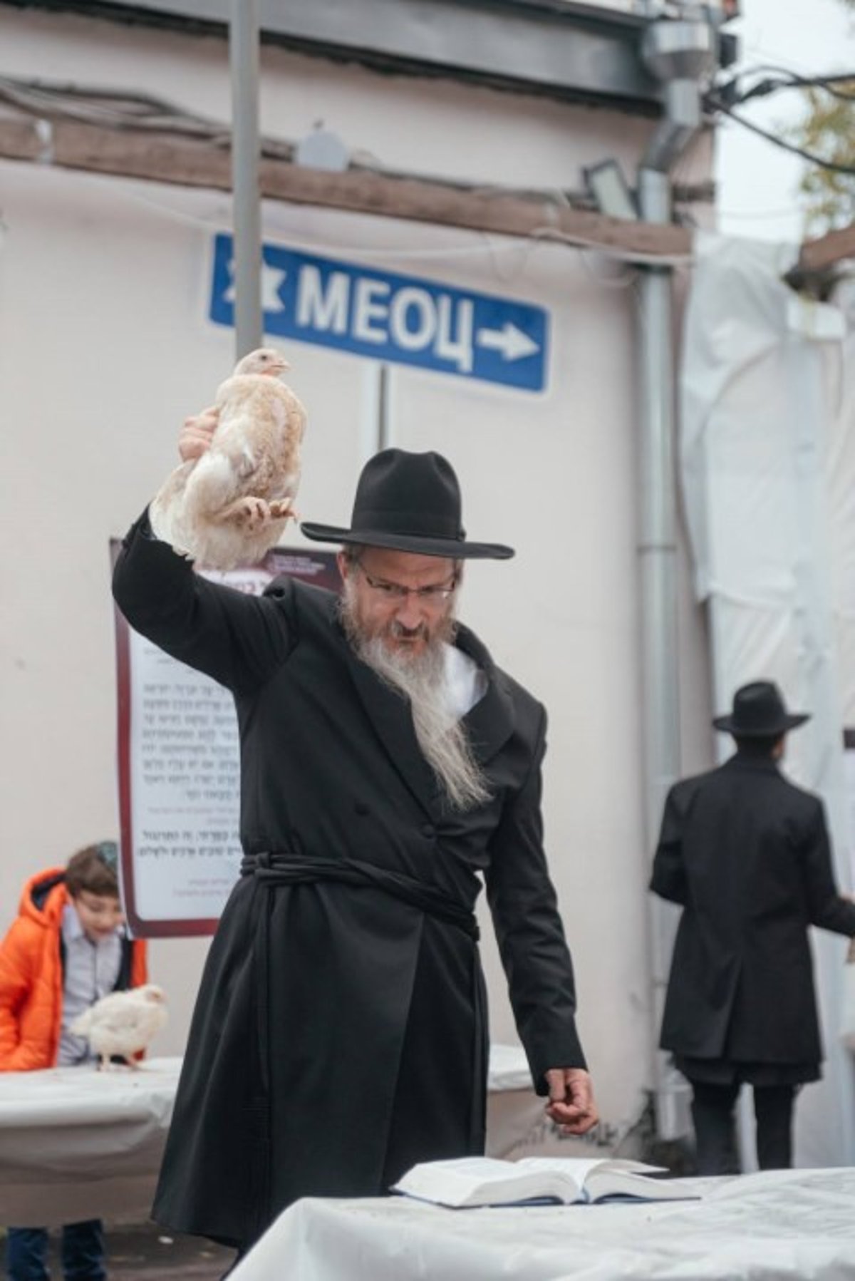 הרב לאזאר 'קפץ' על הבמה והציבור שר את 'מארש הניצחון'