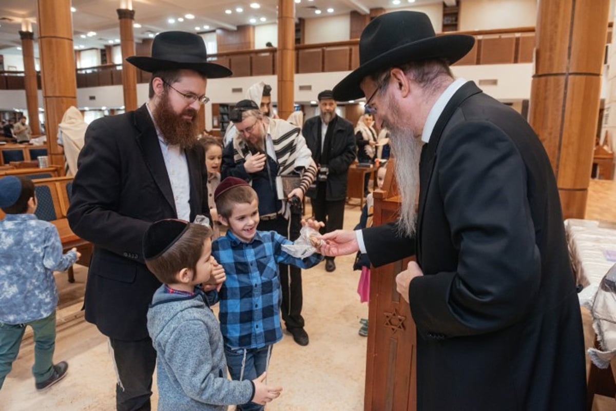 הרב לאזאר 'קפץ' על הבמה והציבור שר את 'מארש הניצחון'