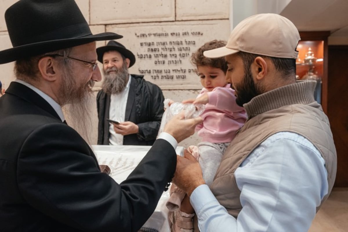 הרב לאזאר 'קפץ' על הבמה והציבור שר את 'מארש הניצחון'