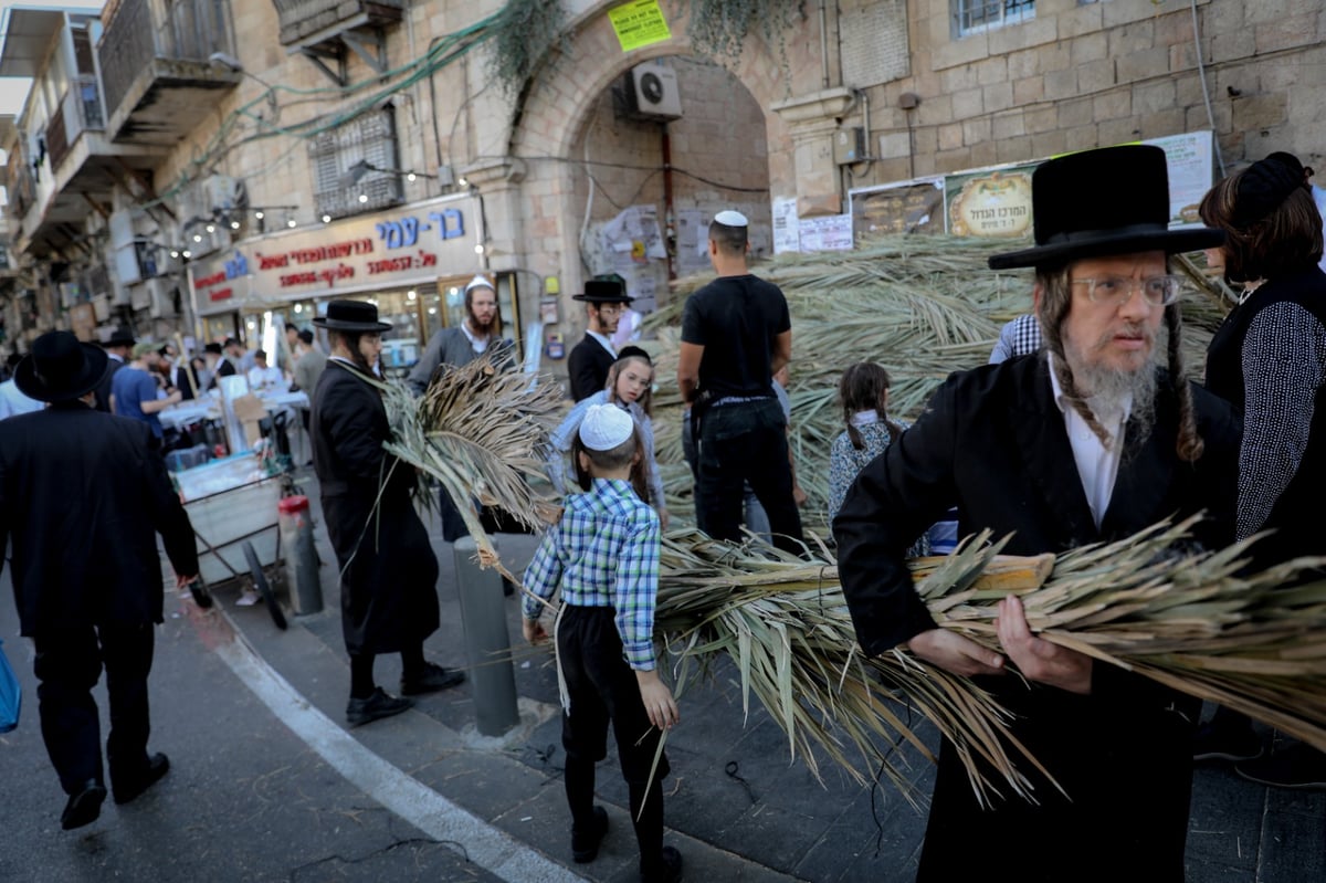 "כל האזרח בישראל ישבו בסוכות": תיעוד מרחובות ירושלים