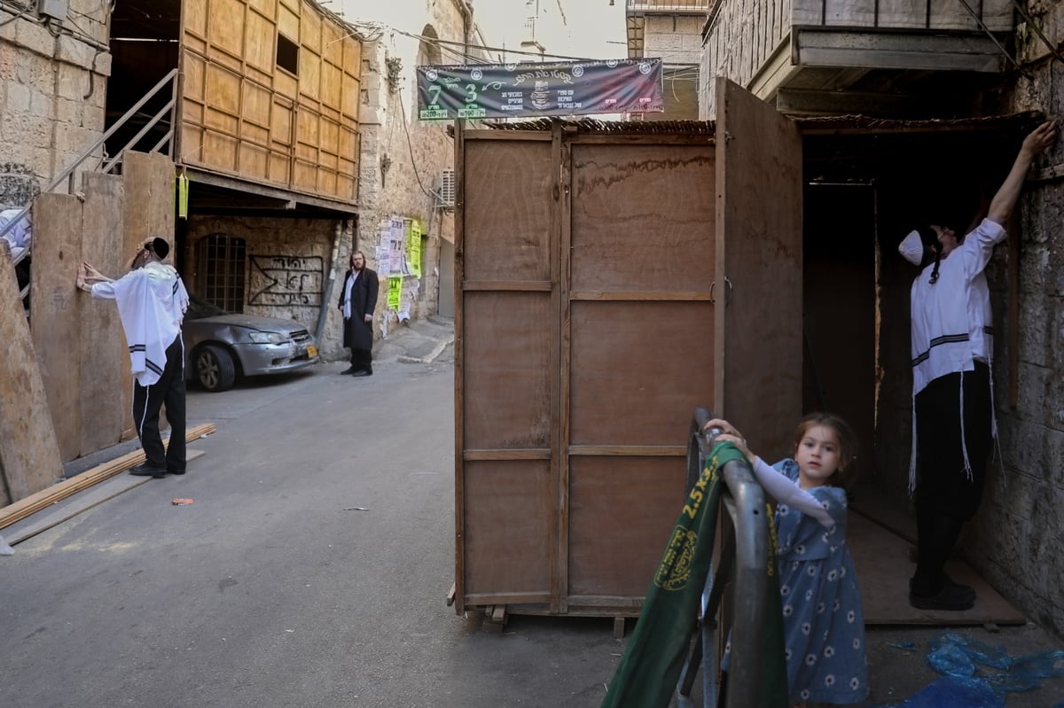 "כל האזרח בישראל ישבו בסוכות": תיעוד מרחובות ירושלים