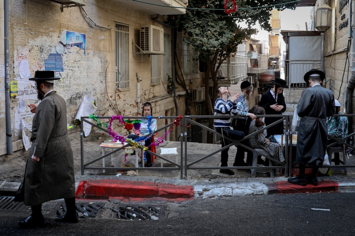 "כל האזרח בישראל ישבו בסוכות": תיעוד מרחובות ירושלים