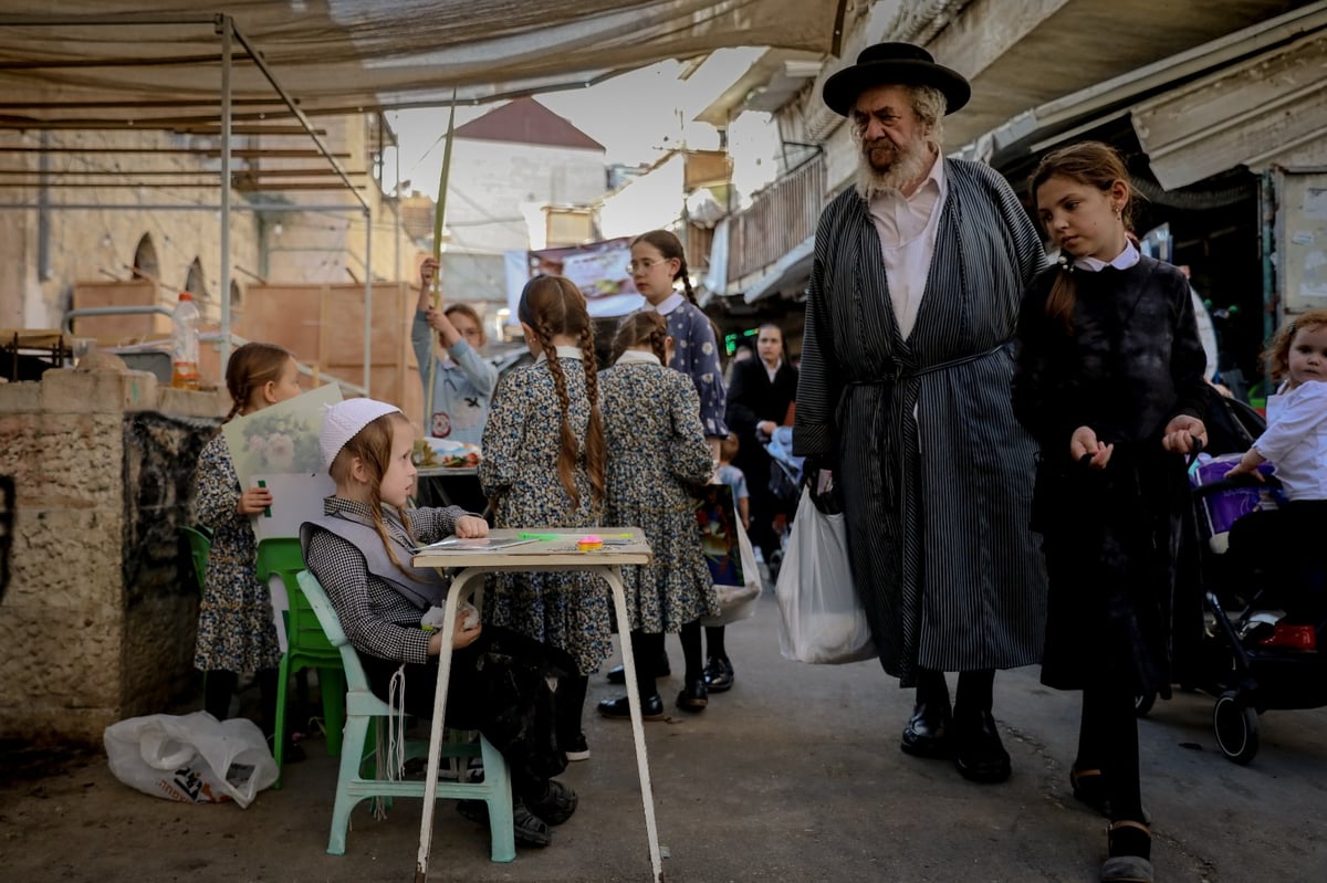 "כל האזרח בישראל ישבו בסוכות": תיעוד מרחובות ירושלים