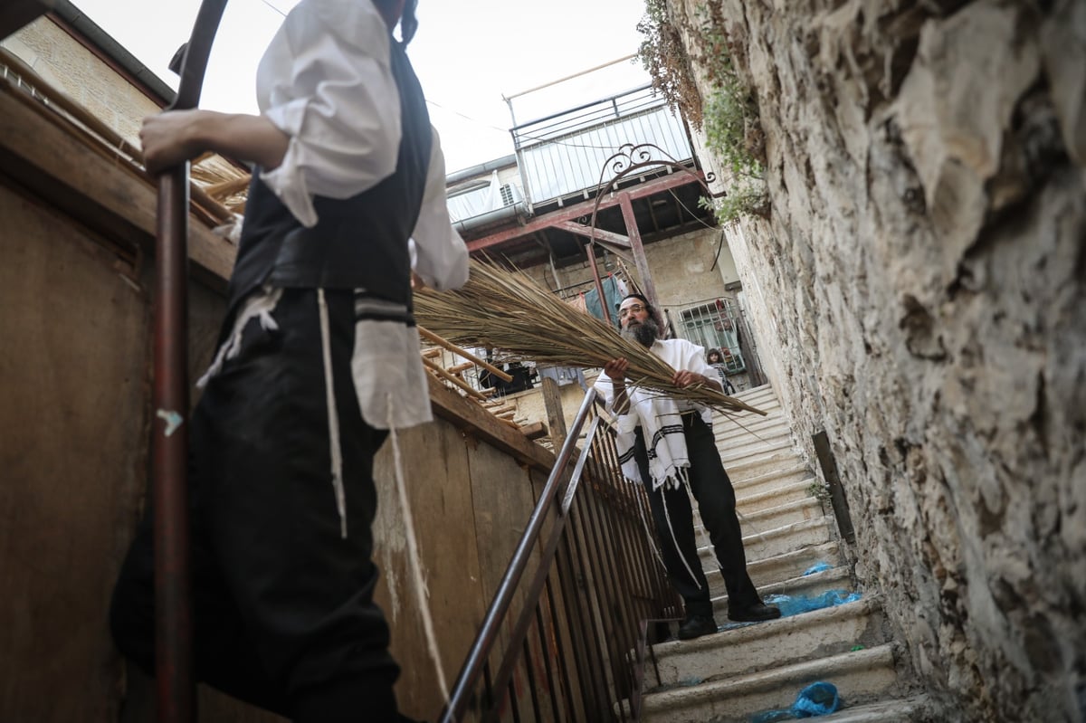 "כל האזרח בישראל ישבו בסוכות": תיעוד מרחובות ירושלים