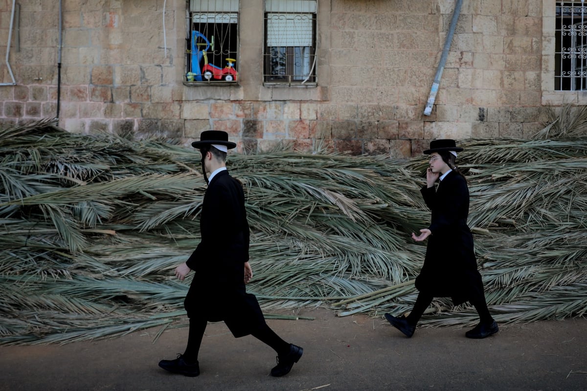 "כל האזרח בישראל ישבו בסוכות": תיעוד מרחובות ירושלים