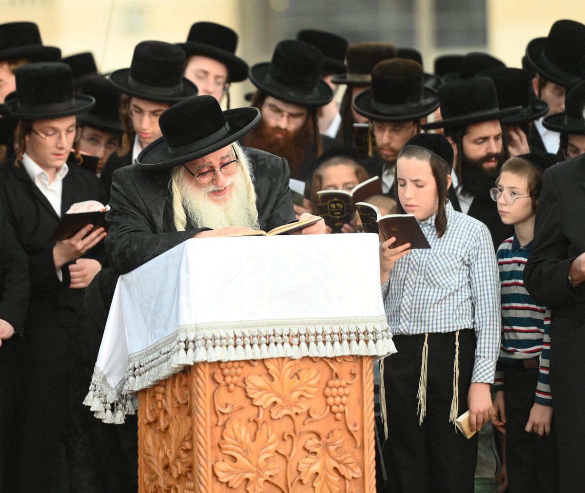 מתשליך וכפרות עד הלחיים: מראות יום הכיפורים בצאנז